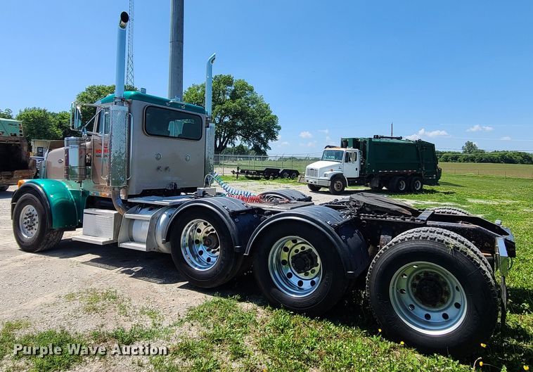 image for item MO9884 2001 Peterbilt 378  semi truck