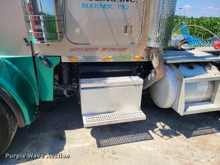 image for item MO9884 2001 Peterbilt 378  semi truck