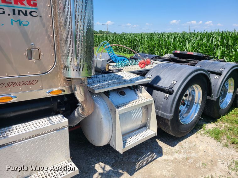 image for item MO9884 2001 Peterbilt 378  semi truck