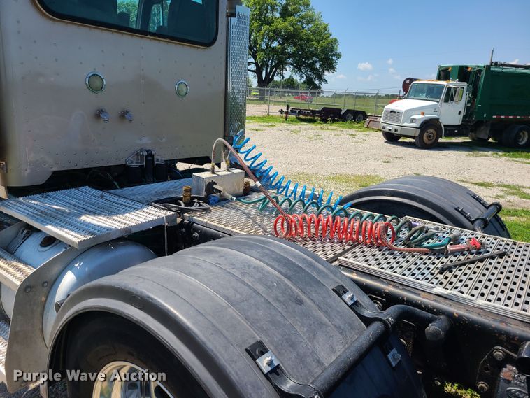 image for item MO9884 2001 Peterbilt 378  semi truck