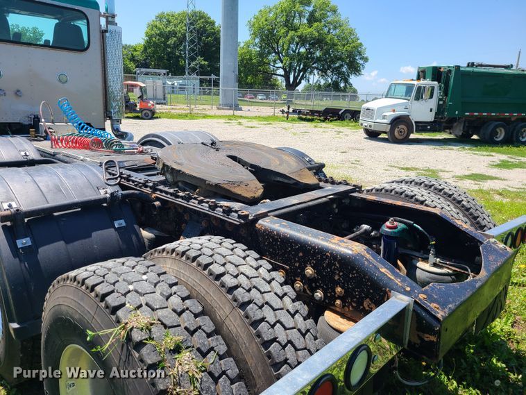 image for item MO9884 2001 Peterbilt 378  semi truck