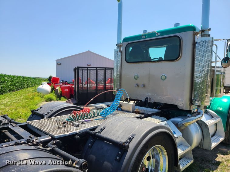 image for item MO9884 2001 Peterbilt 378  semi truck