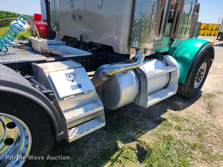 image for item MO9884 2001 Peterbilt 378  semi truck