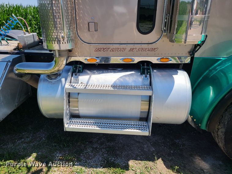 image for item MO9884 2001 Peterbilt 378  semi truck