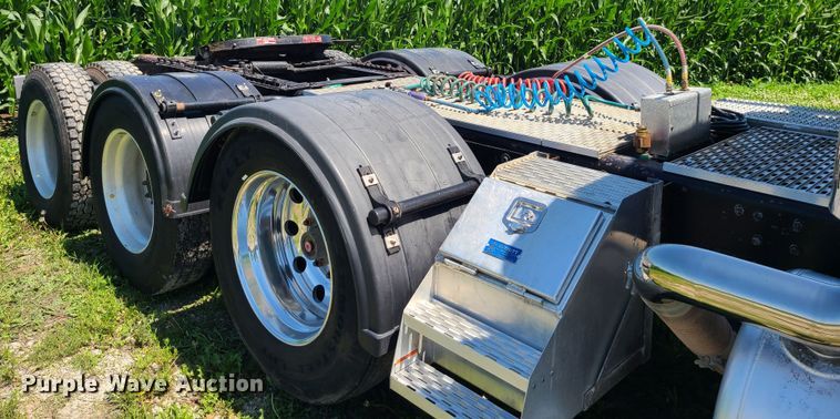 image for item MO9884 2001 Peterbilt 378  semi truck