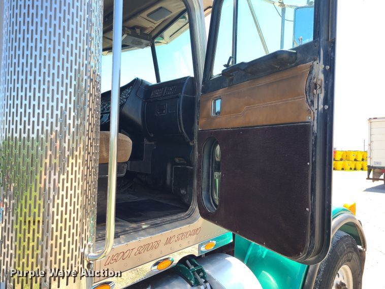 image for item MO9884 2001 Peterbilt 378  semi truck