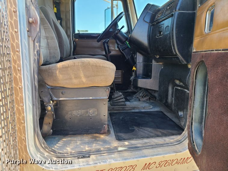 image for item MO9884 2001 Peterbilt 378  semi truck