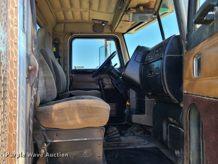 image for item MO9884 2001 Peterbilt 378  semi truck