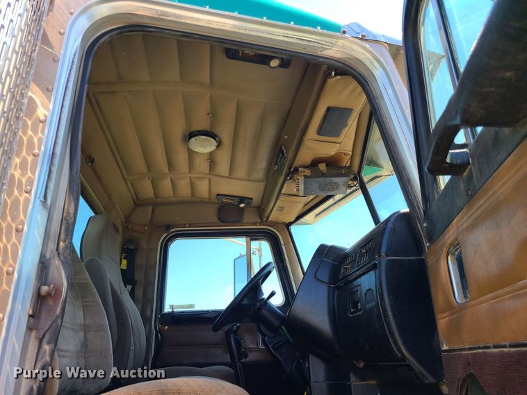 image for item MO9884 2001 Peterbilt 378  semi truck