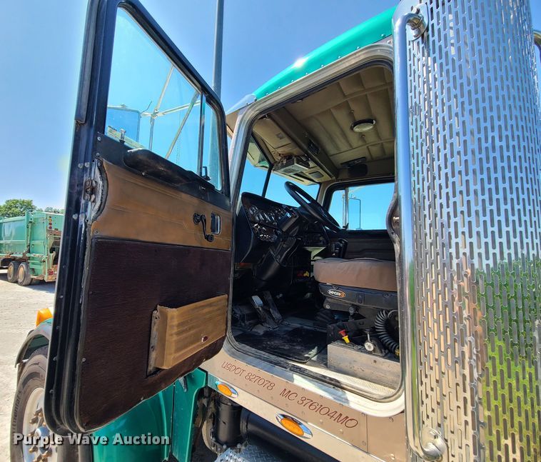 image for item MO9884 2001 Peterbilt 378  semi truck