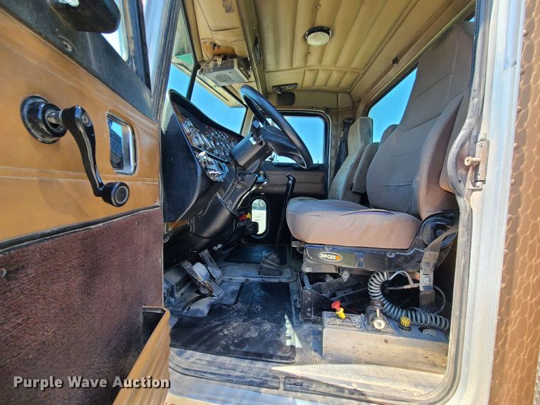 image for item MO9884 2001 Peterbilt 378  semi truck