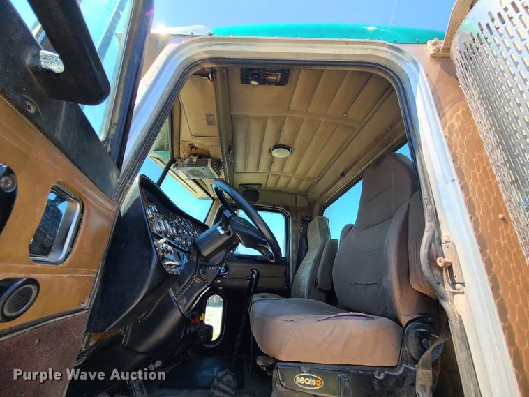 image for item MO9884 2001 Peterbilt 378  semi truck