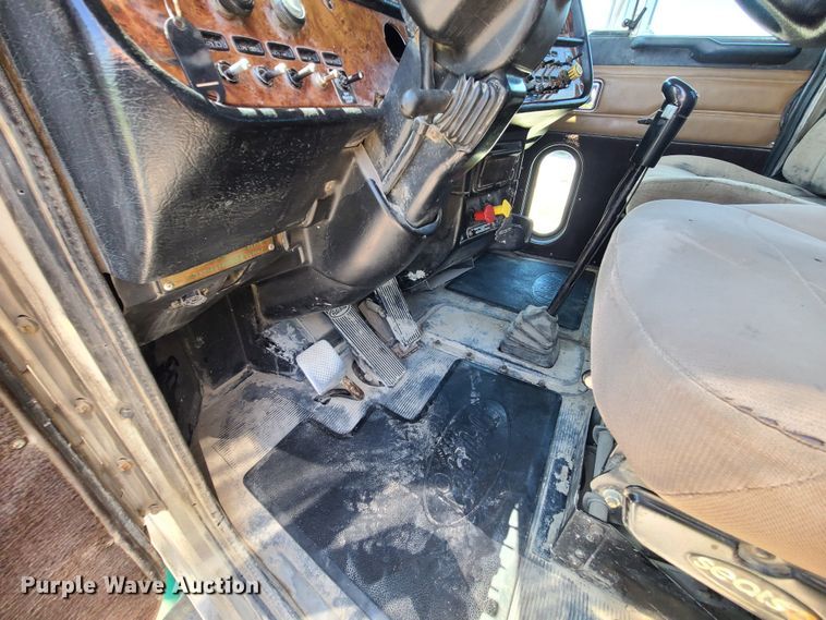 image for item MO9884 2001 Peterbilt 378  semi truck