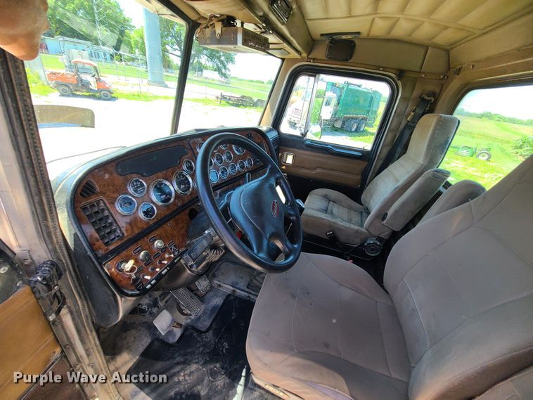 image for item MO9884 2001 Peterbilt 378  semi truck