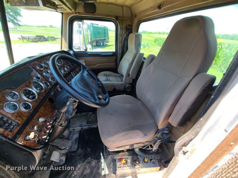 image for item MO9884 2001 Peterbilt 378  semi truck