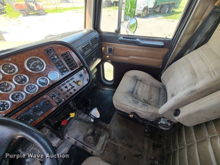 image for item MO9884 2001 Peterbilt 378  semi truck