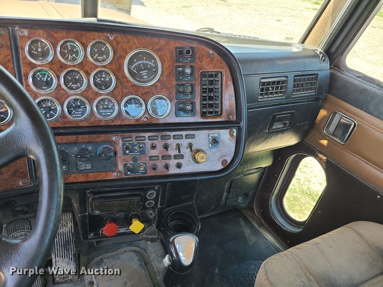 image for item MO9884 2001 Peterbilt 378  semi truck