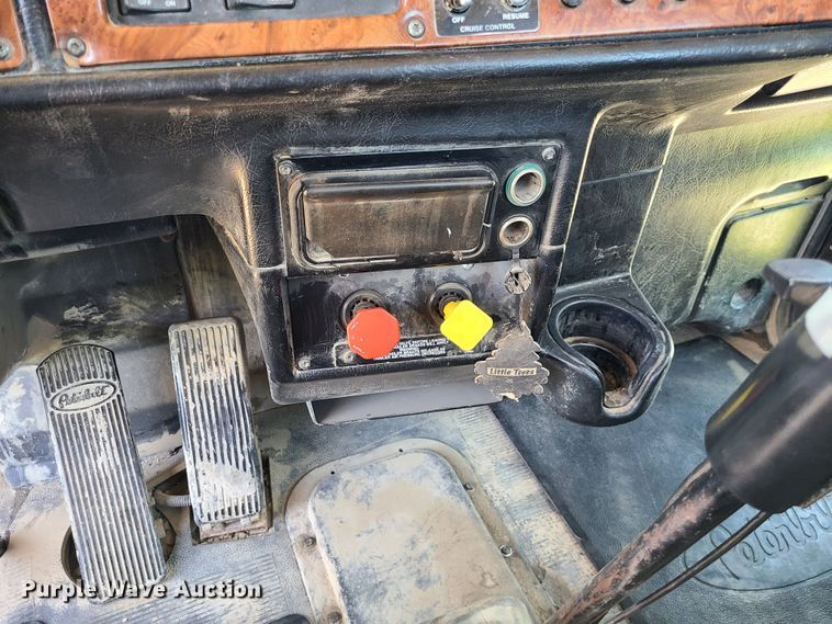 image for item MO9884 2001 Peterbilt 378  semi truck