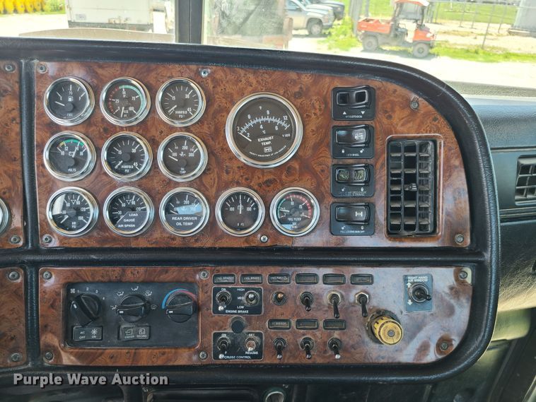 image for item MO9884 2001 Peterbilt 378  semi truck