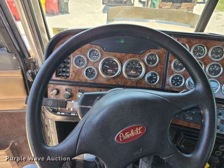 image for item MO9884 2001 Peterbilt 378  semi truck