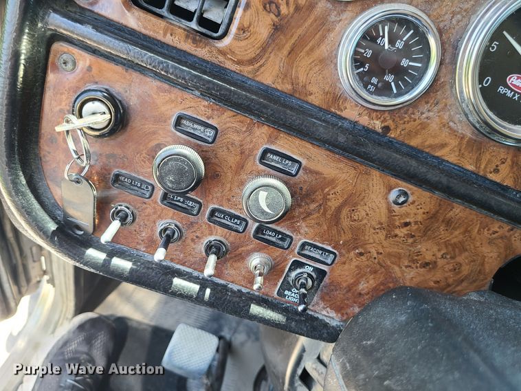 image for item MO9884 2001 Peterbilt 378  semi truck