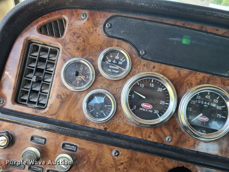 image for item MO9884 2001 Peterbilt 378  semi truck