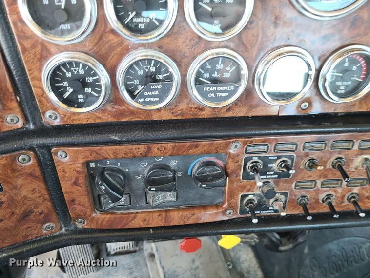 image for item MO9884 2001 Peterbilt 378  semi truck