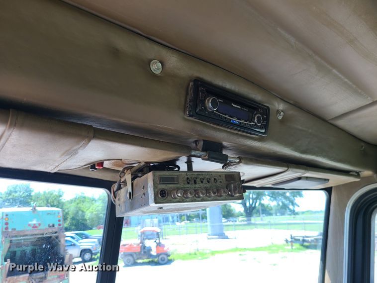 image for item MO9884 2001 Peterbilt 378  semi truck