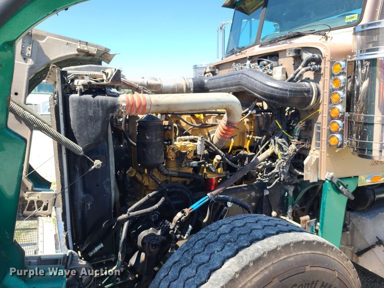 image for item MO9884 2001 Peterbilt 378  semi truck