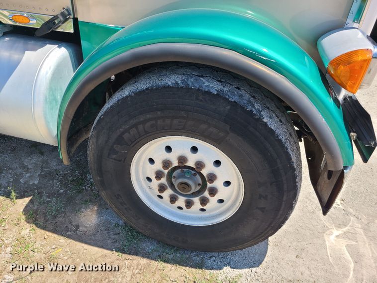 image for item MO9884 2001 Peterbilt 378  semi truck