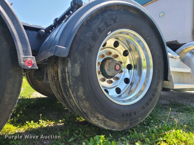 image for item MO9884 2001 Peterbilt 378  semi truck