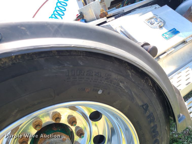 image for item MO9884 2001 Peterbilt 378  semi truck