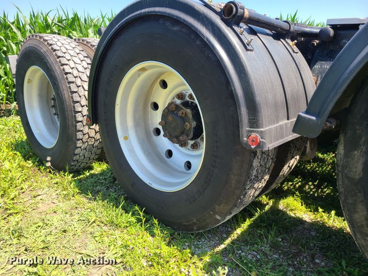 image for item MO9884 2001 Peterbilt 378  semi truck