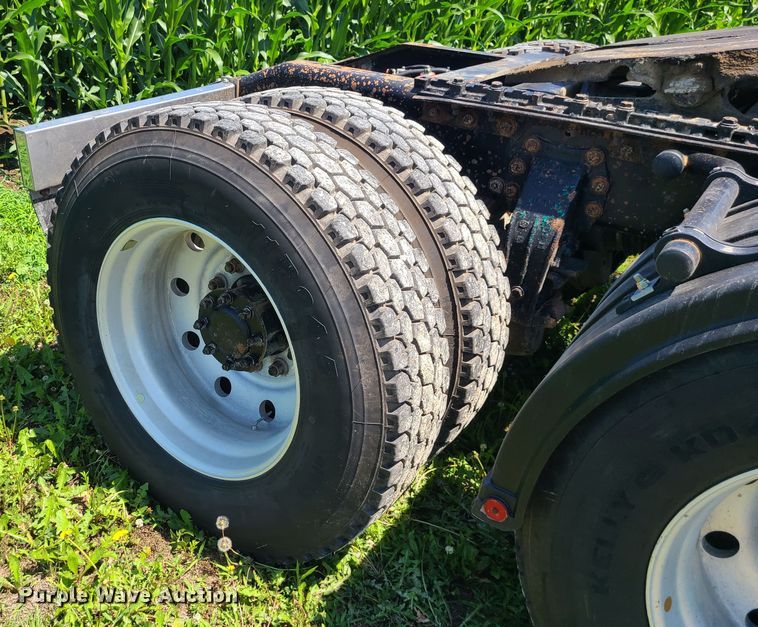 image for item MO9884 2001 Peterbilt 378  semi truck