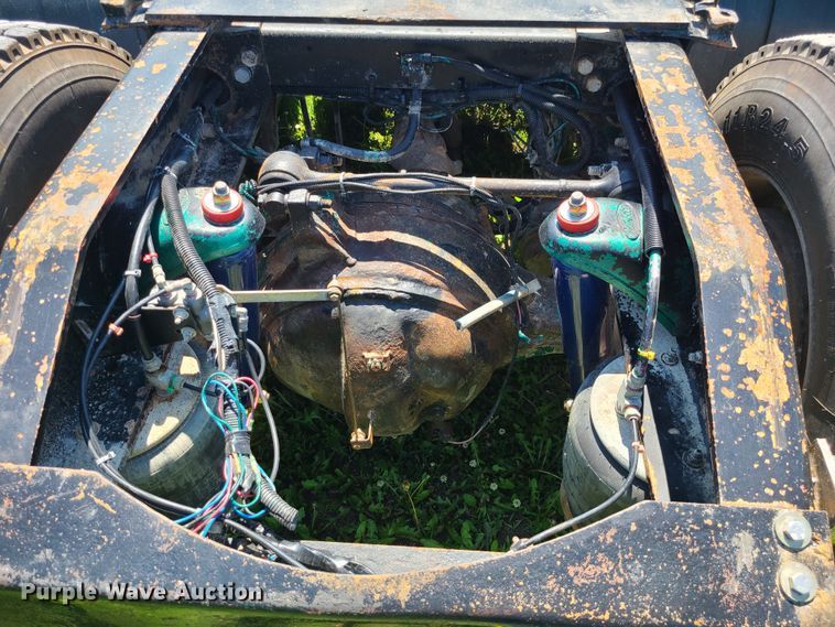 image for item MO9884 2001 Peterbilt 378  semi truck