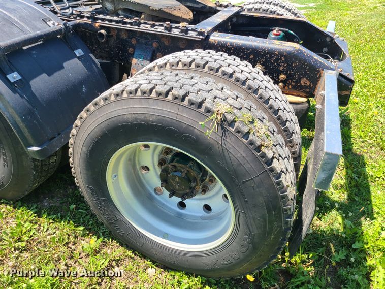 image for item MO9884 2001 Peterbilt 378  semi truck