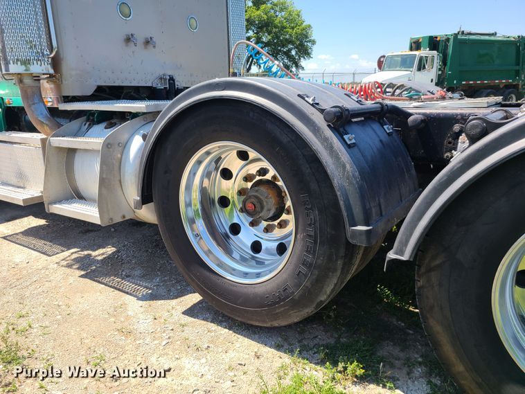 image for item MO9884 2001 Peterbilt 378  semi truck