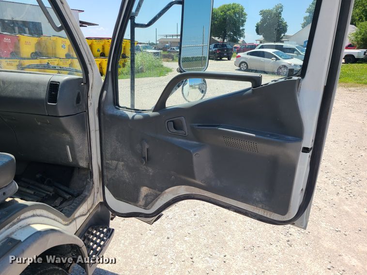 image for item MO9885 1998 Mitsubishi Fuso FE  box truck