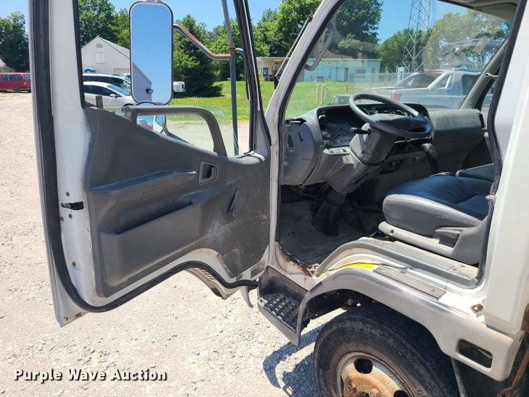 image for item MO9885 1998 Mitsubishi Fuso FE  box truck