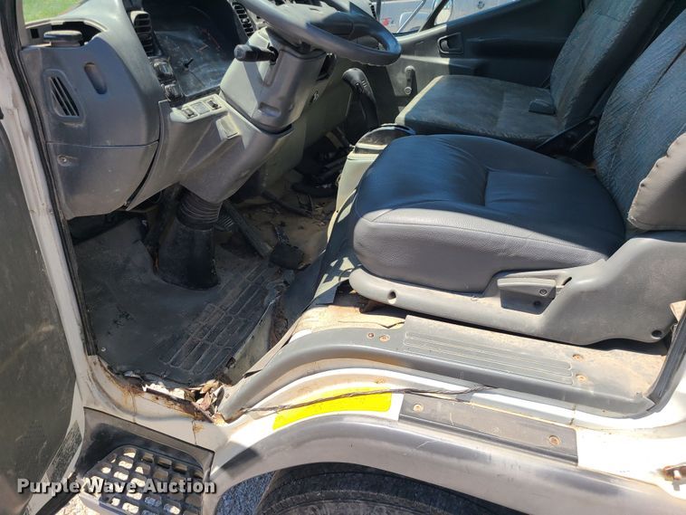 image for item MO9885 1998 Mitsubishi Fuso FE  box truck