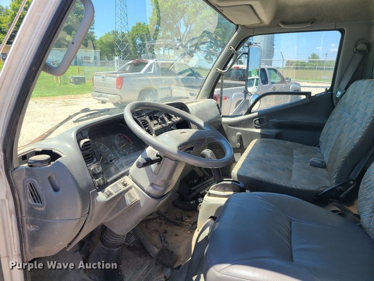 image for item MO9885 1998 Mitsubishi Fuso FE  box truck