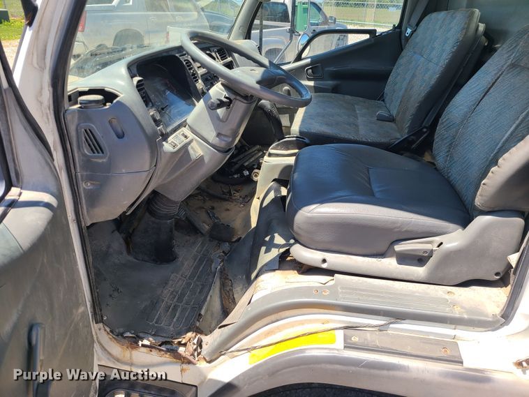 image for item MO9885 1998 Mitsubishi Fuso FE  box truck