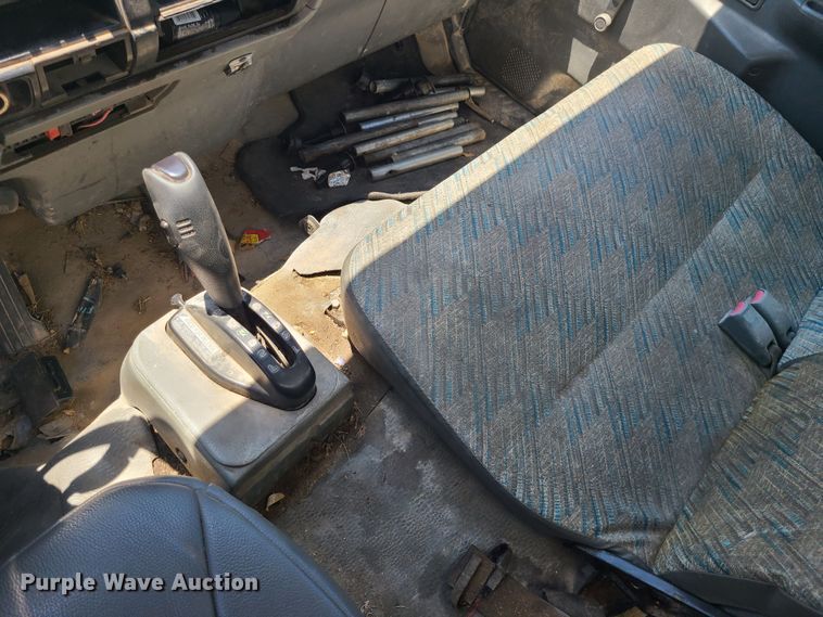 image for item MO9885 1998 Mitsubishi Fuso FE  box truck