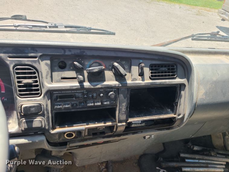 image for item MO9885 1998 Mitsubishi Fuso FE  box truck