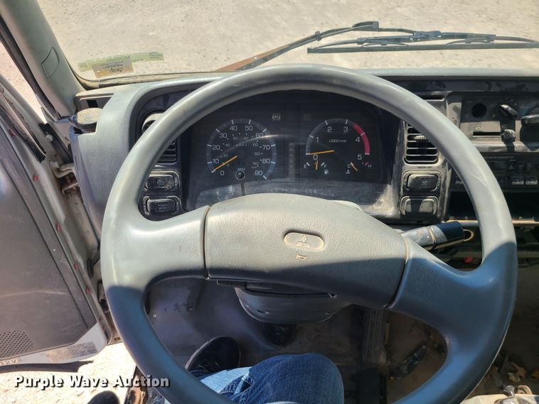 image for item MO9885 1998 Mitsubishi Fuso FE  box truck