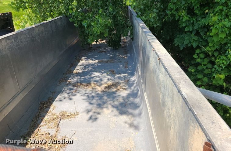 image for item MO9902 2001 MAC  end dump trailer