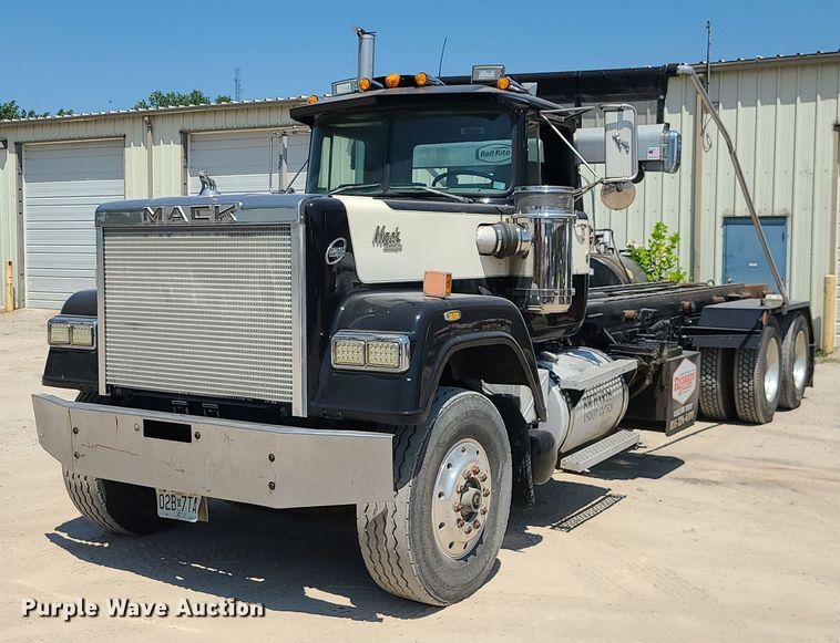 image for item MO9918 1988 Mack Superliner RW700  roll-off container truck