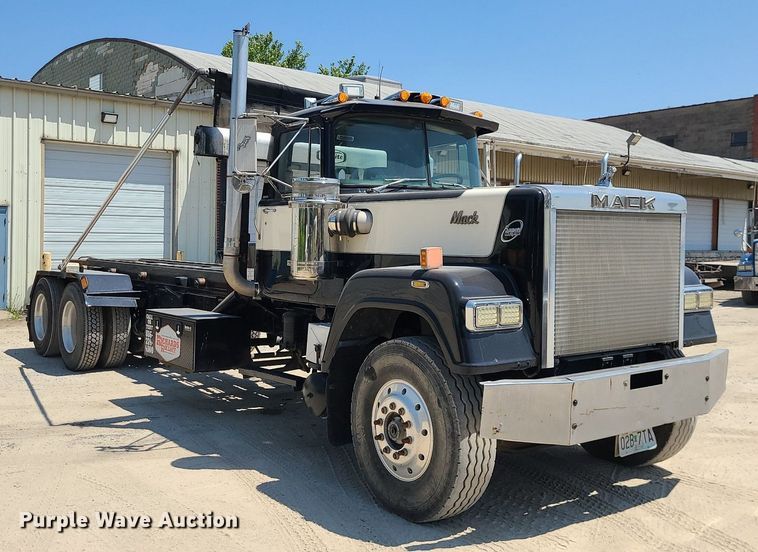 image for item MO9918 1988 Mack Superliner RW700  roll-off container truck