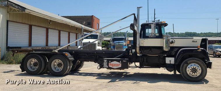 image for item MO9918 1988 Mack Superliner RW700  roll-off container truck