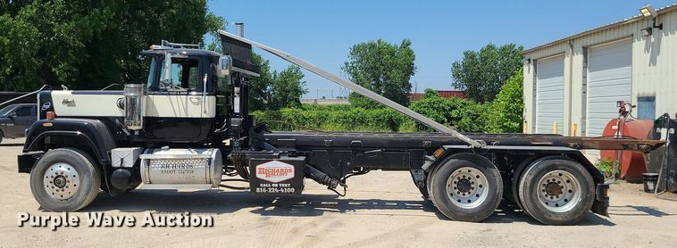 image for item MO9918 1988 Mack Superliner RW700  roll-off container truck